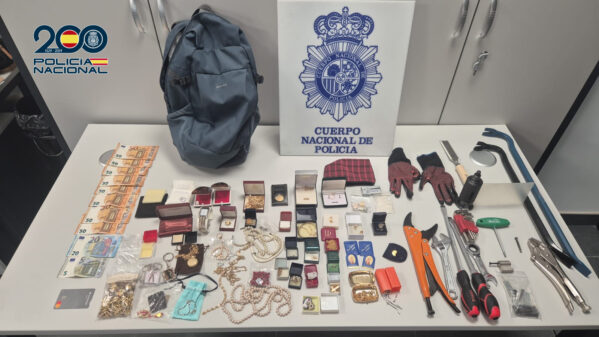 La Policía Nacional sorprende «in fraganti» a dos ladrones cuando salían del piso en el que acababan de robar