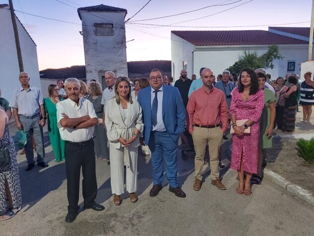 Milagros Tolón participa en la procesión en honor a la Virgen de la Soterránea, en Paredes (Cuenca), en la España despoblada