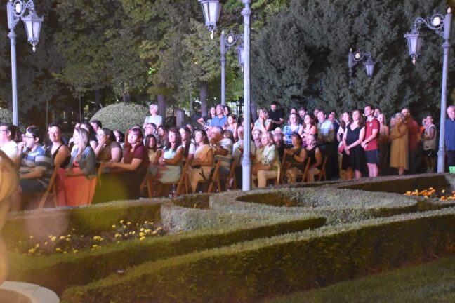 La primera edición de Cine de Una Noche de Verano congrega a más de 200 personas en los Jardines de la Diputación de Cuenca