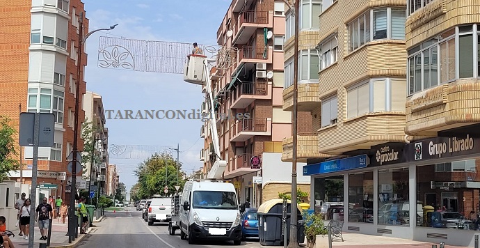 Ya ha comenzado a instalarse la iluminación festiva en las principales calles de Tarancón