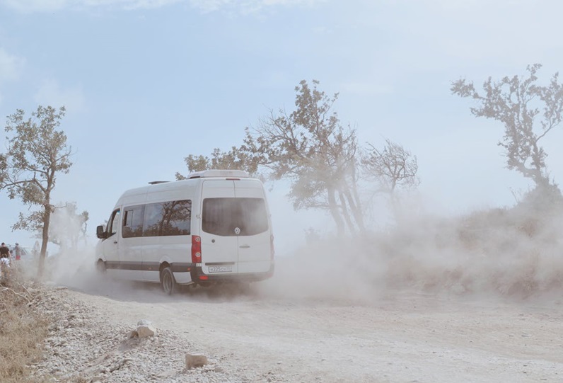 La comodidad que brinda alquilar una furgoneta de 9 plazas para viajar por España
