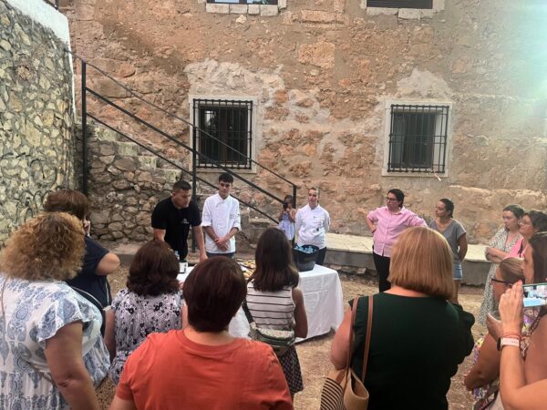 Cerca de un centenar de personas disfrutaron del showcooking en La Fuente de Pedro Naharro de la mano de la Diputación y la Asociación de Cocineros