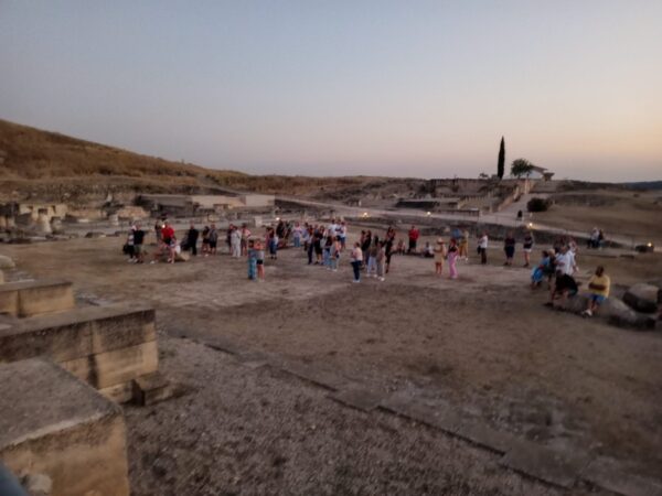Las visitas nocturnas a Segóbriga concluyen con una asistencia de 160 personas y la admiración de los asistentes