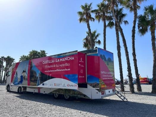 El tráiler del ‘Destino de las Maravillas’ de Castilla-La Mancha se estrena en la Comunidad Valenciana tras recorrer las costas de Andalucía y Murcia
