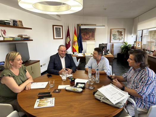Castilla-La Mancha se reúne con la IGP Cordero Manchego para seguir impulsando “un producto excelente”