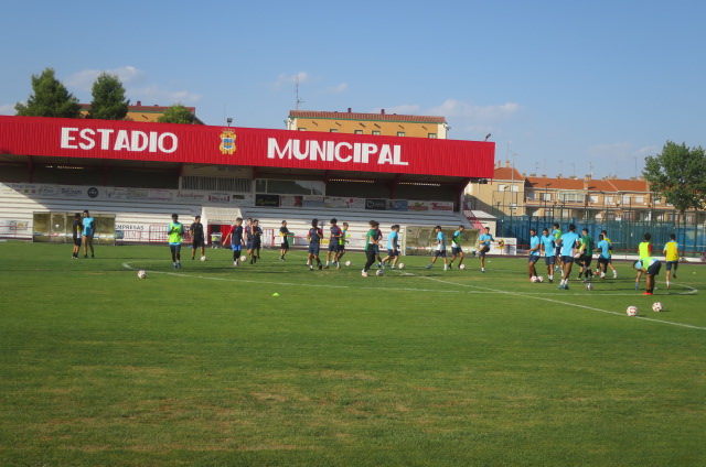 Debido al estado del terreno de juego del Estadio Municipal, el CD Tarancón, jugará el encuentro de la tercera jornada, ante el Marchamalo en la localidad toledana de Noblejas, el domingo a las cinco de la tarde.