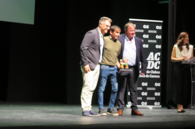 Juan Carlos de la Ossa, “Tete” recibía un reconocimiento a su trayectoria de la ADCD en esta III Gala en Tarancon.