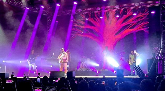 Animado primer concierto de las Fiestas de Tarancón de Nil Moliner que hizo bailar al público y divertirse a lo largo del mismo