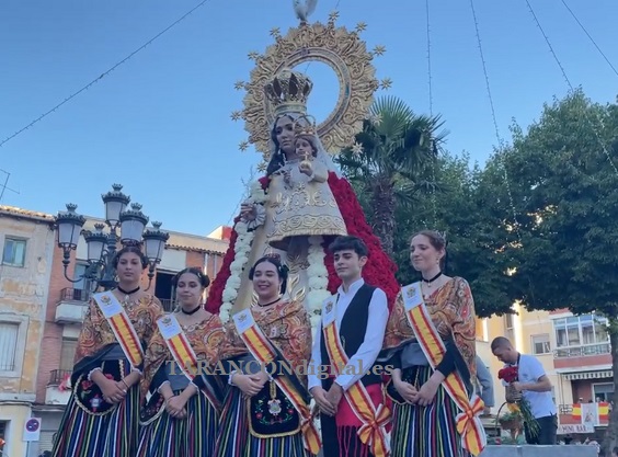 Ofrenda de Flores de Tarancón ante la estructura restaurada de la imagen de la Virgen de Riánsares