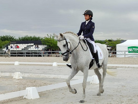 La joven amazona taranconera Alejandra Navarro, entre las quince mejores infantiles de España, tras el campeonato de Menores de Doma Clásica,  celebrado en Camarma de Esteruelas.