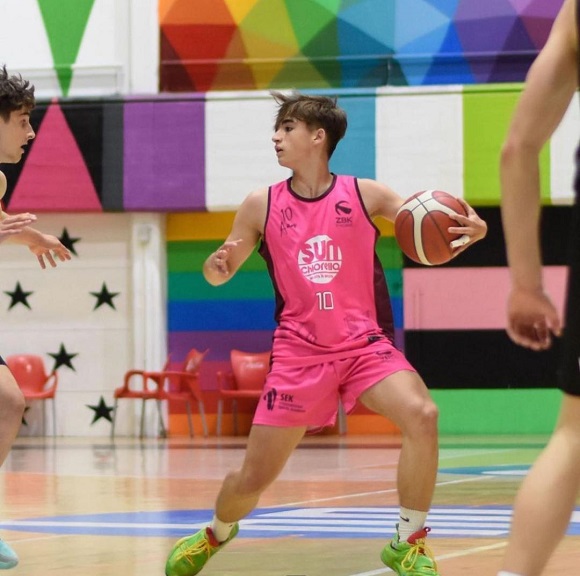 Buena puntuación para Álvaro Bricio en el inicio de la liga de baloncesto en Madrid, en tanto su hermano Edu sigue recuperándose de la operación del pasado verano.