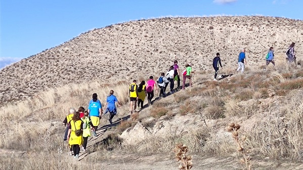 Cerca de 40 personas han participado en una ruta de senderismo en Tarancón como parte de la Semana de Salud Mental