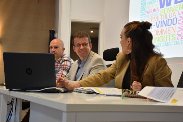 La Junta refuerza la educación plurilingüe en la provincia de Cuenca con la incorporación de 17 auxiliares de conversación nativos a centros de educación públicos
