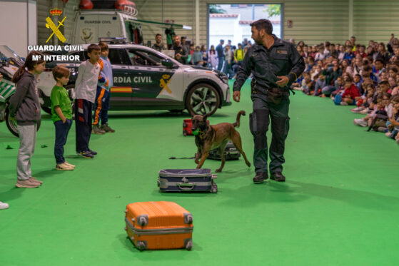 La Guardia Civil celebra una exhibición para escolares con motivo de los actos de su Patrona