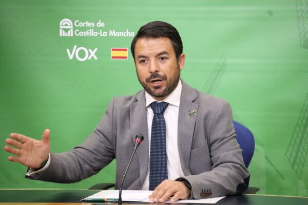 Iván Sánchez: “PSOE y PP han demostrado que Vox tenía razón: El único objetivo de la reforma del Estatuto es aumentar el número de políticos»