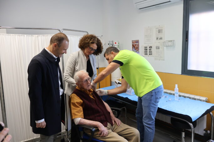 Sanidad recuerda la importancia de vacunarse de gripe y covid para prevenir enfermedades graves entre la población más vulnerable