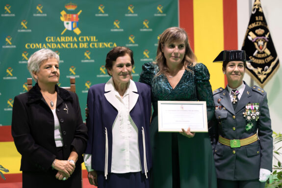 La presidenta de Amep recibe un diploma honorífico de la Guardia Civil con motivo de la virgen del Pilar
