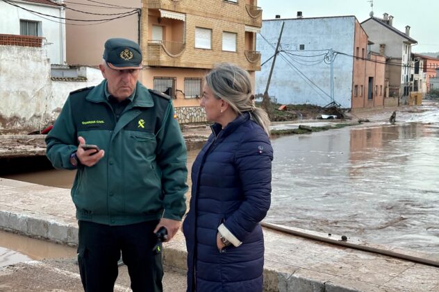 Milagros Tolón comprueba en Mira (Cuenca) la gravedad de los destrozos causados por la riada y se solidariza con los vecinos