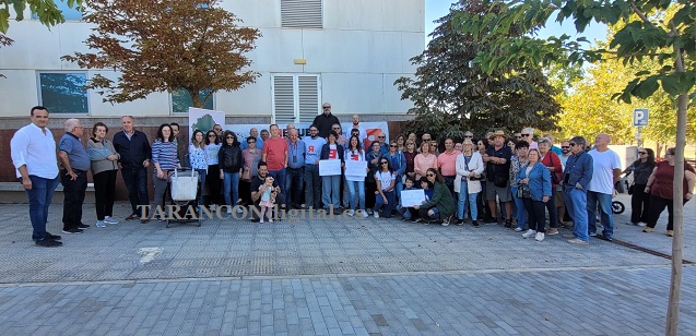 Medio centenar de personas se ha concentrado hoy a las puertas del CEDT de Tarancón para reivindicar mejores servicios sanitarios y un hospital comarcal