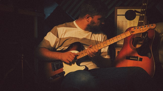 »Fuego» Primer single en solitario de Samu Morales, vocalista de Los Acordes Rotos.