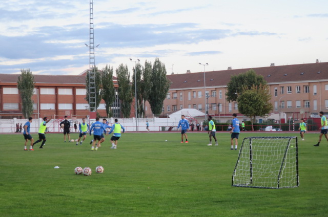 Vuelve a casa, al Estadio Municipal el CD Tarancón para recibir al Atlético Albacete B a reivindicarse ante la afición. Con el césped recién replantado, tras el obligado “exilio” en busca de la victoria ante la afición.