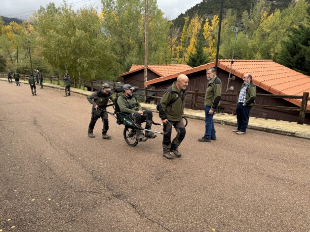 El Gobierno regional adquiere una silla adaptada Joelëtte para facilitar el senderismo inclusivo en la Serranía de Cuenca