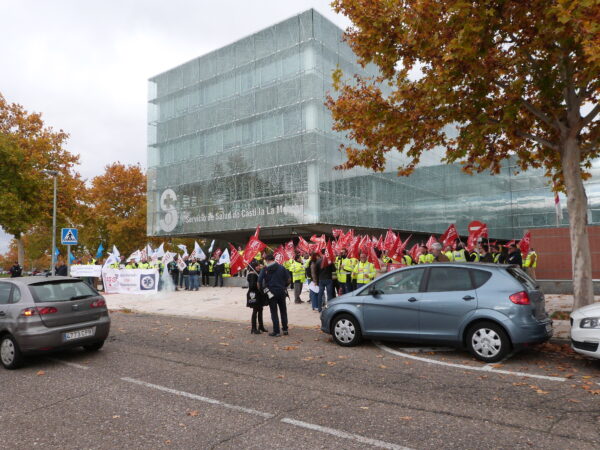 Más de 300 trabajadores/as del transporte sanitario de CLM exigen dejar de ser “esclavos” del Sescam
