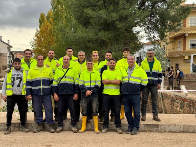 Extransa colabora con las labores de limpieza de la localidad de Mira durante todo el fin de semana