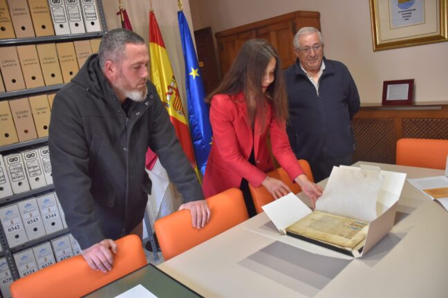 La Diputación de Cuenca restaura el pergamino de concesión del título de Villa a Albendea firmado por Carlos V en 1537