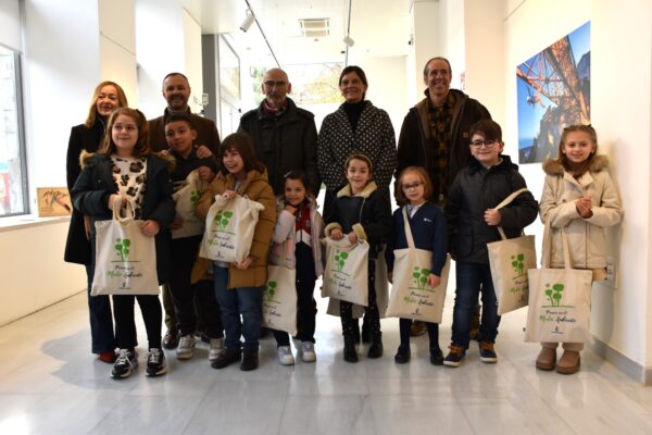 Premios y felicitaciones para los ganadores del concurso de dibujo: “¿Cómo te imaginas el nuevo Hospital Universitario de Cuenca?”