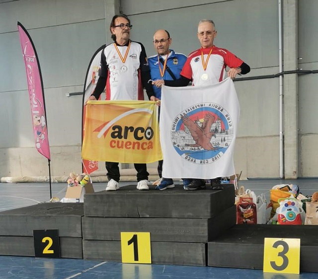 El veterano arquero de Tarancon, Jose Maria Parraga Villanueva, sigue mandando en su categoría en la Liga Regional de Precisión en la que ha debutado Gonzalo Serrano con arco tradicional.