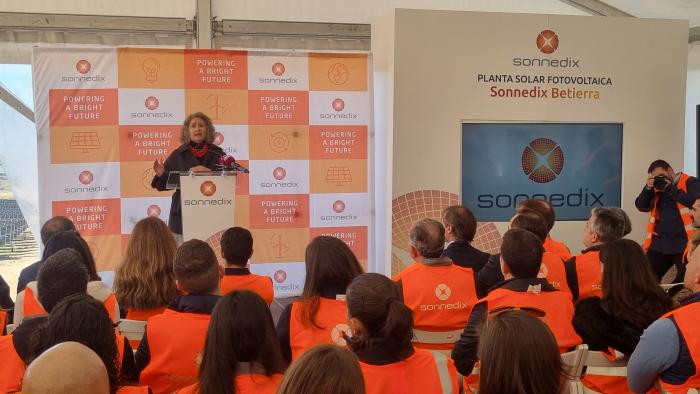 Hoy en Belinchón la consejera de desarrollo sostenible ha destacado que «las energías ‘renovables’ son un sector estratégico que atrae riqueza y crea empleo