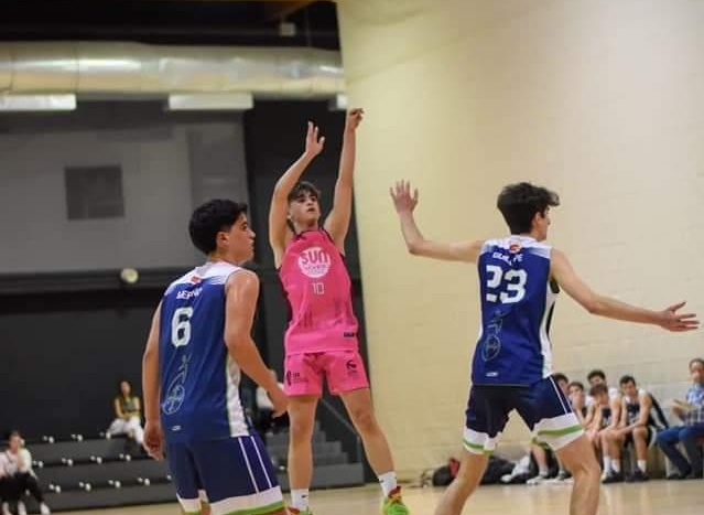 Alvaro Bricio Moreno, jugó mas de 32 minutos en cancha con su equipo Zentro Basket Madrid, ante el Majadahonda Naranja