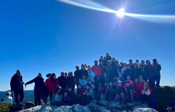 La Asociación Dolomía vuelve a subir su Belén de piedra a la cumbre de la Mogorrita