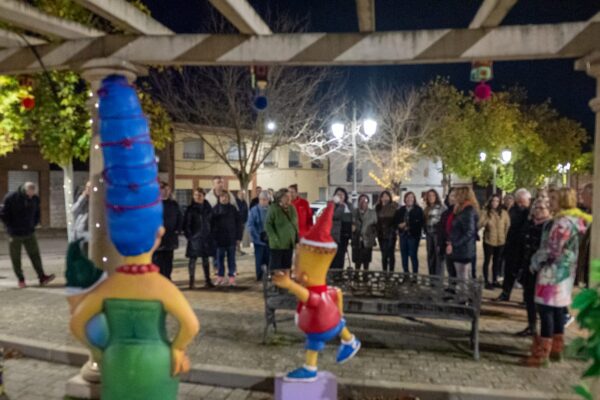 Villar de Cañas estrena decoración navideña de ganchillo tejida por los propios vecinos.