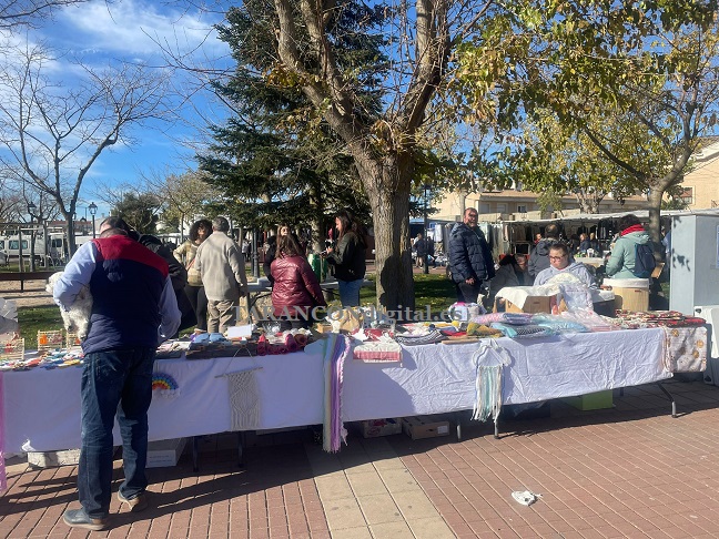 El Mercadillo Municipal de Tarancón se llena de solidaridad con la Asociación Afamit y el Centro Ocupacional