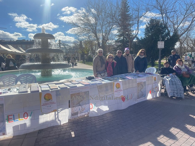 La Asociación Nueva Luz de Tarancón participa en el mercadillo local para visibilizar la salud mental