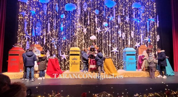 Centenares de niños y niñas entregan su carta a los Reyes Magos en el Auditorio de Tarancón
