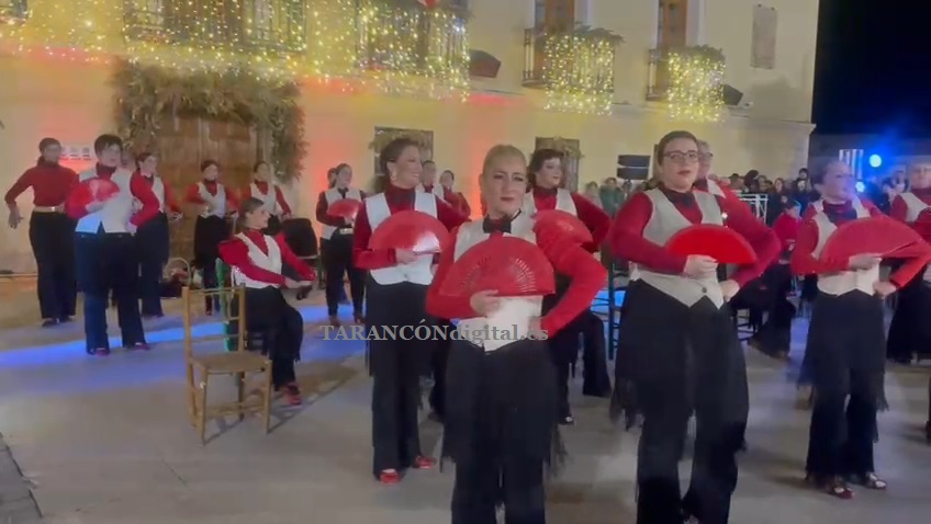 Sakamargo ofrece una Navidad Flamenca ante más de un centenar de personas en la Plaza del Ayuntamiento