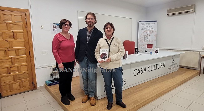 Roberto Sanz presenta en Tarancón su primera novela de ciencia ficción, Anochecer, el libro rojo