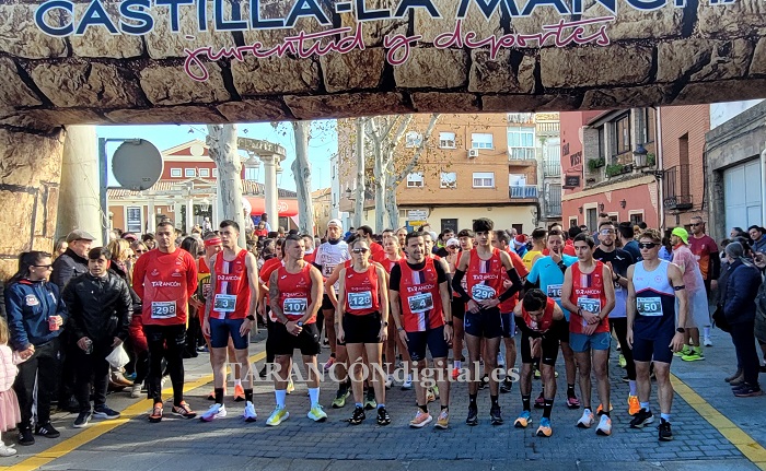 Los atletas del CD Atletismo Tarancón, Yisheng Zhou en hombres y Julia Tenorio en féminas ganadores de la VIII San Silvestre «Paseo de Zapatería».