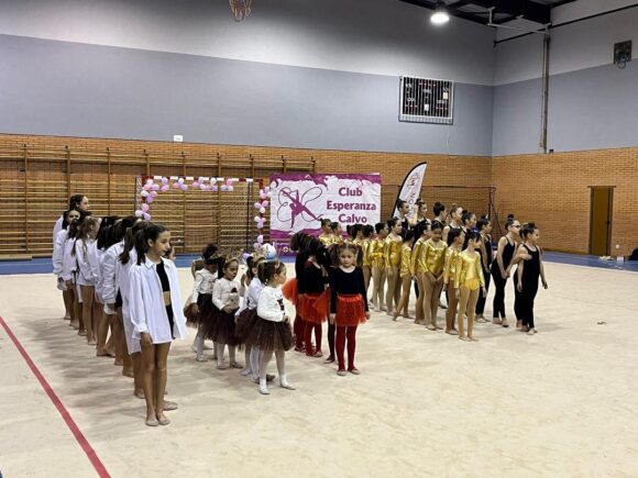 La Escuela de Gimnasia Rítmica recibe la Navidad con una bonita exhibición de las alumnas en una ambiente familiar.