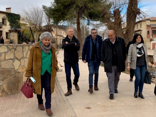 El comisionado del Gobierno de España para la reconstrucción de los daños provocados por la DANA visita Mira y Aliaguilla