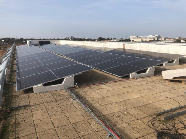El Centro de Especialidades, Diagnóstico y Tratamiento (CEDT) de Tarancón ha instalado paneles solares fotovoltaicos diseñados para el autoconsumo