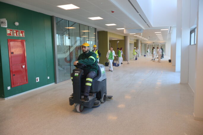 Comienzan las tareas de limpieza de los más de 74.000 metros cuadrados del nuevo Hospital Universitario de Cuenca