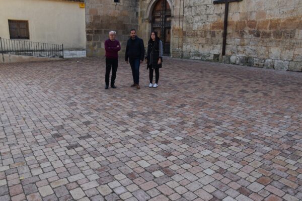 La Diputación de Cuenca invierte 50.000 euros en la rehabilitación del patio exterior de la iglesia de Iniesta