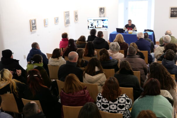 Rafael Doctor Roncero presenta el proyecto editorial “Los Doscientos” en la FAP