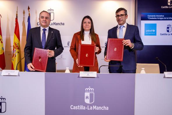 Castilla-La Mancha refrenda su compromiso en la protección de la infancia con un nuevo convenio de ‘Ciudades Amigas de la Infancia’