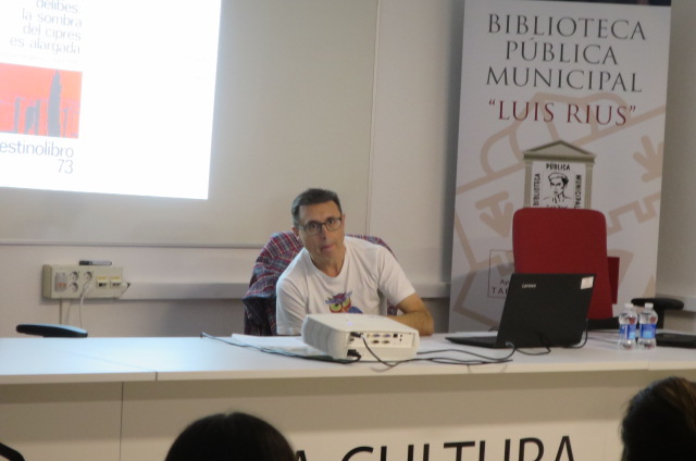 El taranconero Javier García Herrero, ha llevado a cabo una novedosa iniciativa literaria “Charla Literaria” bajo el titulo “a la sombra del mochuelo”, que realiza un paseo ornitológico y literario por las 20 novelas de Miguel Delibes.