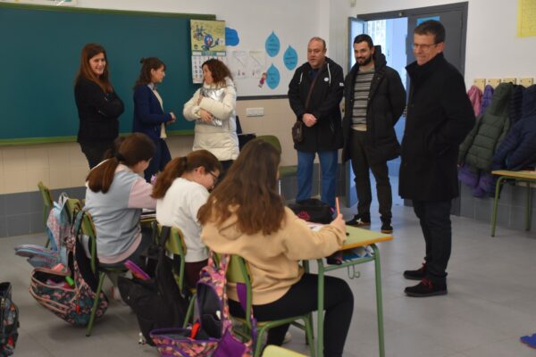 El colegio de La Hinojosa tiene once alumnos que cuentan con un desfibrilador gracias a la Diputación de Cuenca